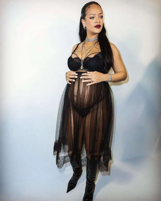 Rihanna moda gecəsinə bu tərzdə gəldi