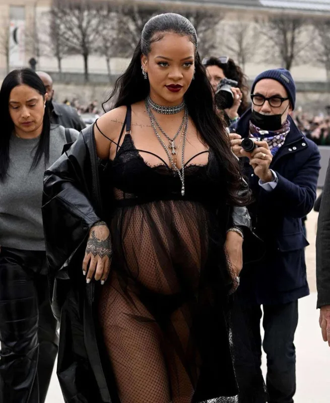Rihanna moda gecəsinə bu tərzdə gəldi