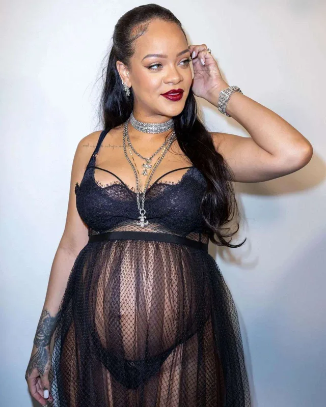 Rihanna moda gecəsinə bu tərzdə gəldi