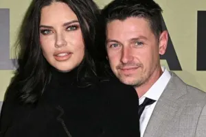 Üçüncü uşağına hamilə olan Adriana dəfilədə... - Fotolar