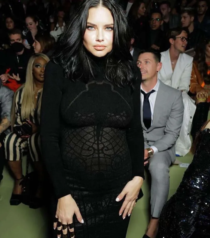 Üçüncü uşağına hamilə olan Adriana dəfilədə... - Fotolar