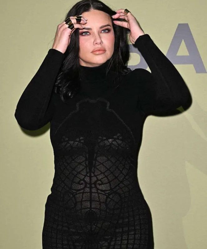 Üçüncü uşağına hamilə olan Adriana dəfilədə... - Fotolar