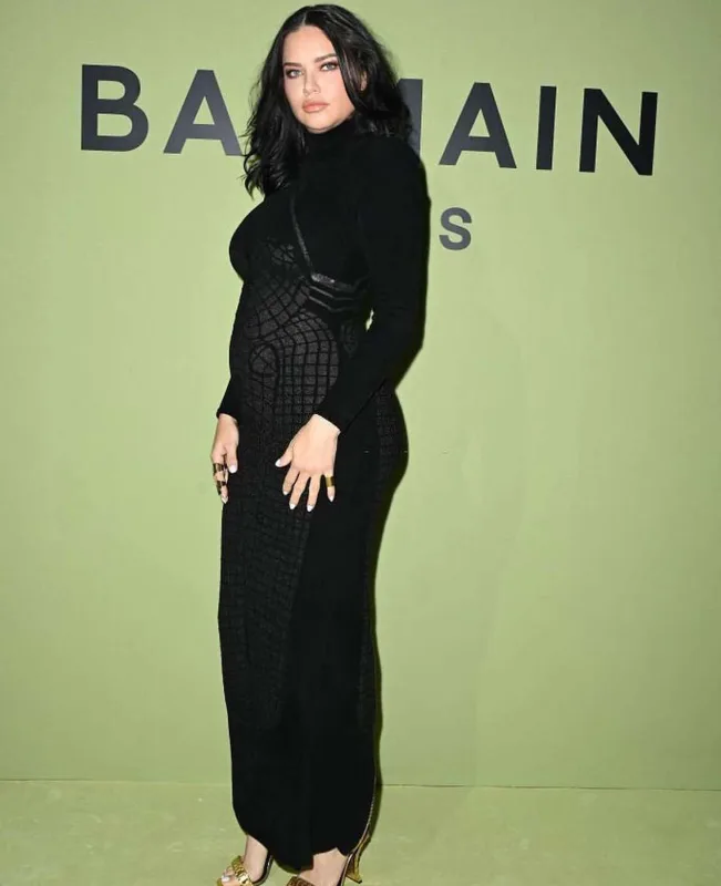 Üçüncü uşağına hamilə olan Adriana dəfilədə... - Fotolar