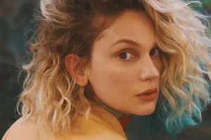 Geyimini müzakirə edənlərə cavab verdi