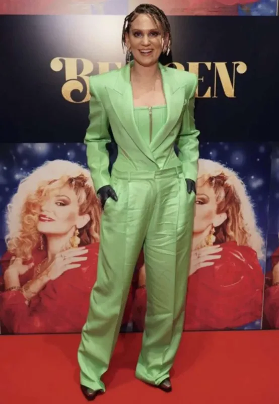 Geyimini müzakirə edənlərə cavab verdi