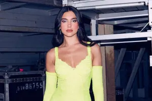 Rəqs edərkən mikrofonu əlindən düşdü