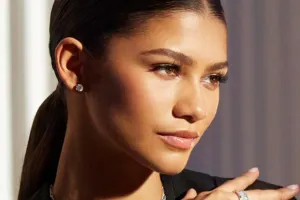 10 il sonra səhnəyə qayıdır