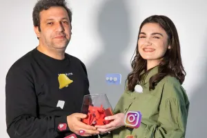 “Aktrisadır, amma insan arasına çıxa bilmir” – “Qırmızı sual”