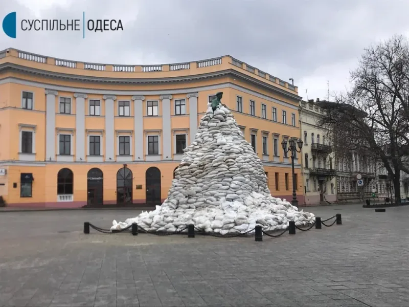 Ukraynada heykəllər hücumdan belə qorunur