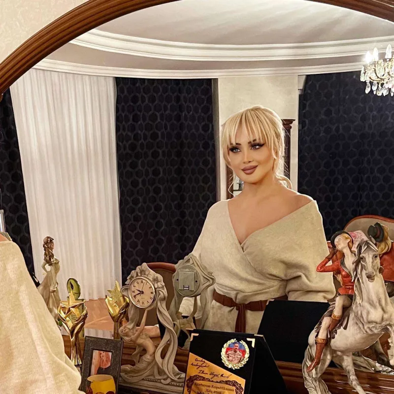 “İnsan özünə hörmət etməlidir”