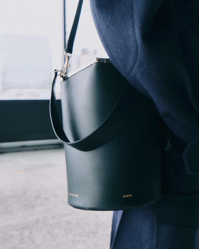 Viktoriya Bekhem imzası indi çantalarda