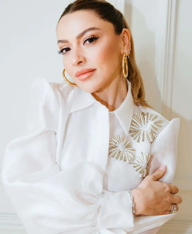 Hadise alyansını taxdı...