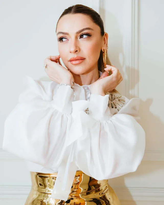 Hadise alyansını taxdı...