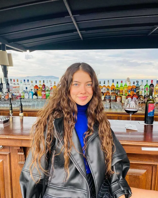 Cem Yılmazın 22 yaş kiçik sevgilisi...