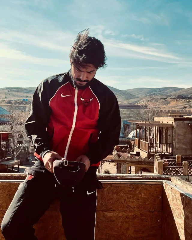 Kaan Handeylə sevgilidir!