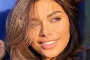 Aysunun olduğu təyyarədə problem yarandı