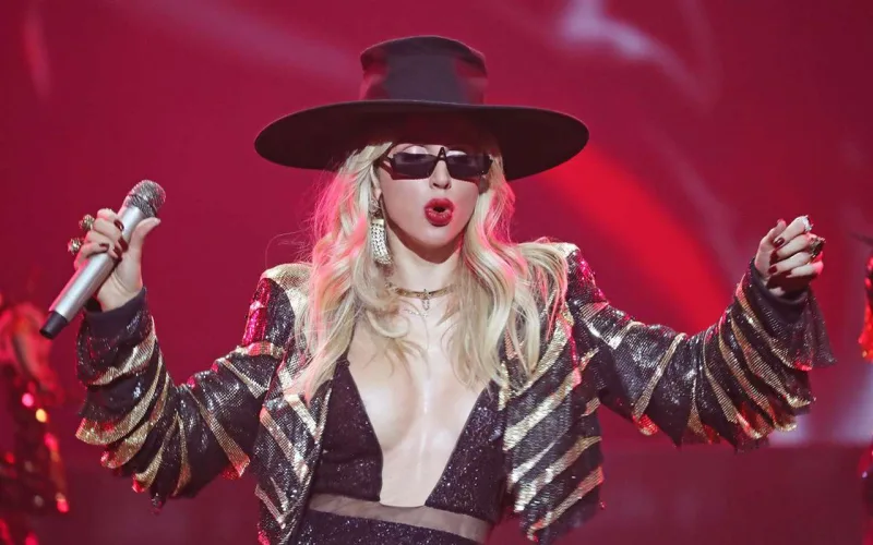 Loboda Ukrayna ordusuna maşın bağışladı