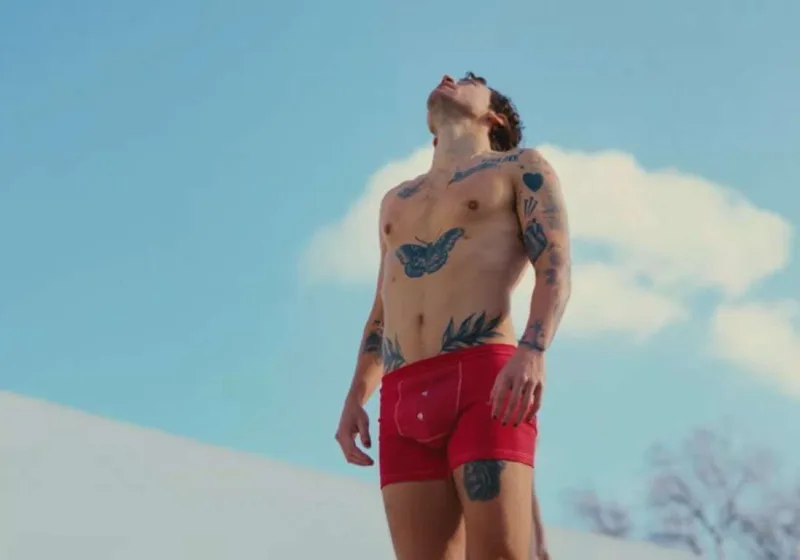 Klipinə alt paltarında çəkildi