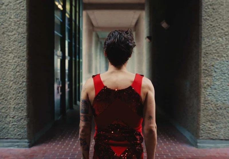 Klipinə alt paltarında çəkildi