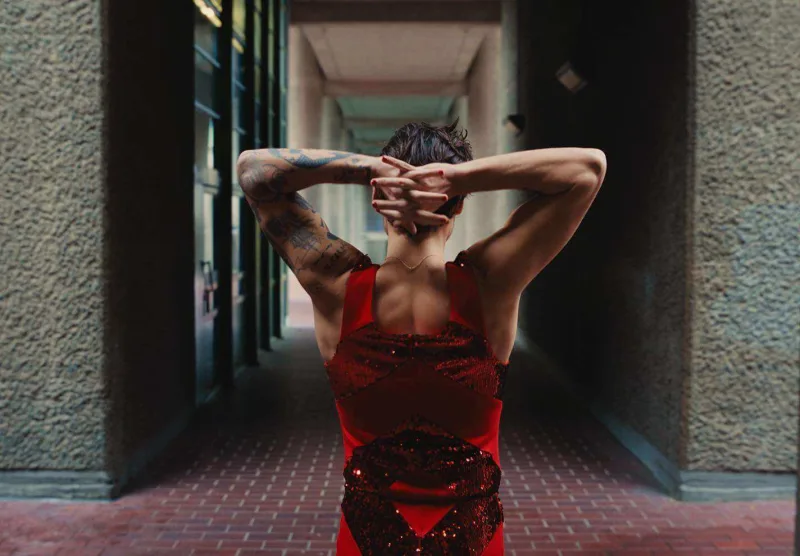 Klipinə alt paltarında çəkildi