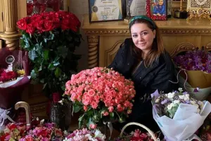 Laləni “gül yağışı”na tutdular