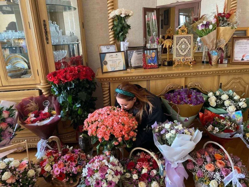 Laləni “gül yağışı”na tutdular