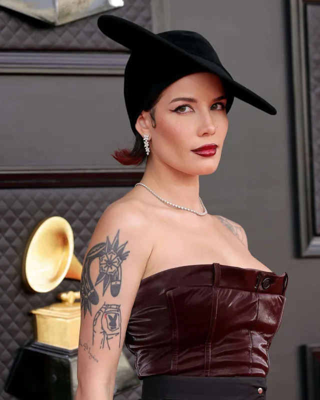 “Qremmi”nin qırmızı xalısında dəb yarışı