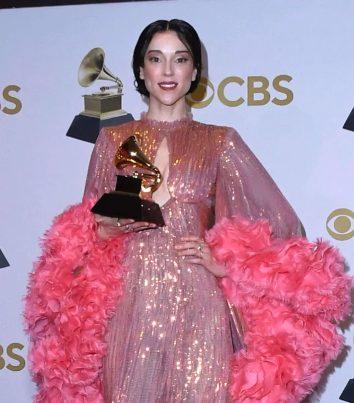 “Qremmi”nin qırmızı xalısında dəb yarışı