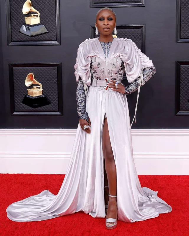 “Qremmi”nin qırmızı xalısında dəb yarışı