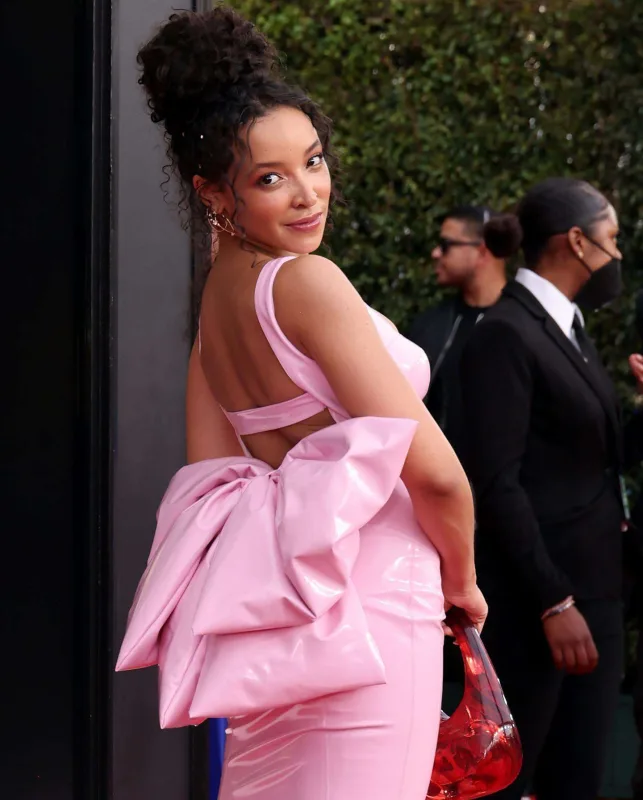 “Qremmi”nin qırmızı xalısında dəb yarışı