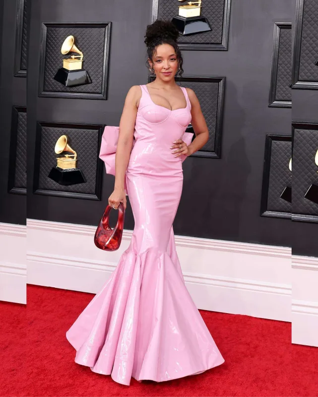 “Qremmi”nin qırmızı xalısında dəb yarışı