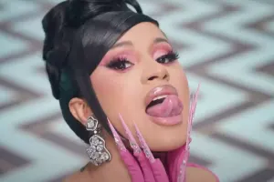 “Axmaq fanatlarıma nifrət edirəm”