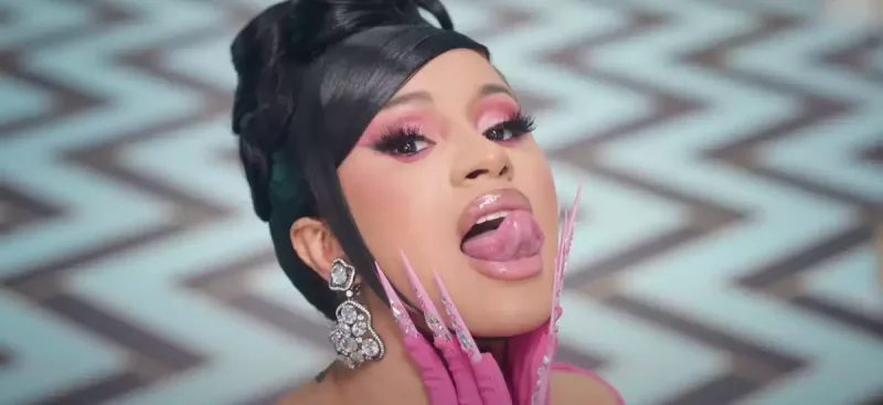 “Axmaq fanatlarıma nifrət edirəm”