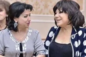 Flora Kərimova həmkarı ilə arxiv fotosunu paylaşdı