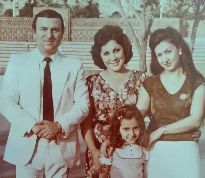 Flora Kərimova həmkarı ilə arxiv fotosunu paylaşdı