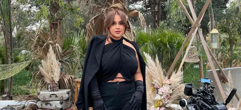 Yeni görünüşdə kamera qarşısına keçdi