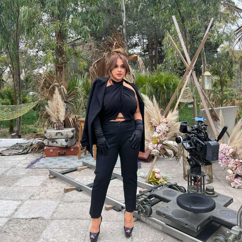 Yeni görünüşdə kamera qarşısına keçdi