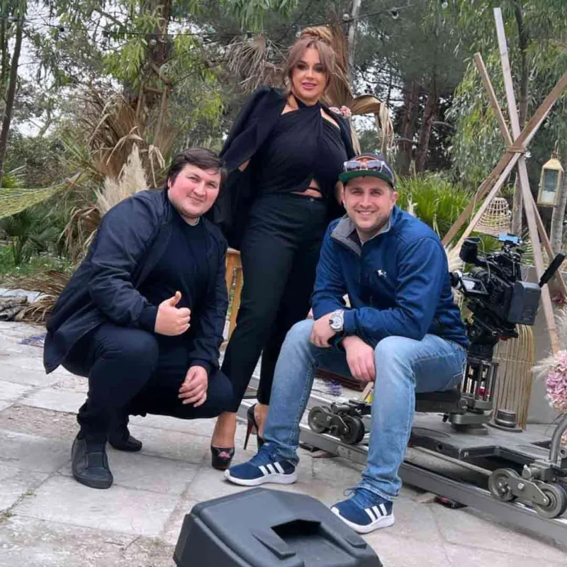 Yeni görünüşdə kamera qarşısına keçdi