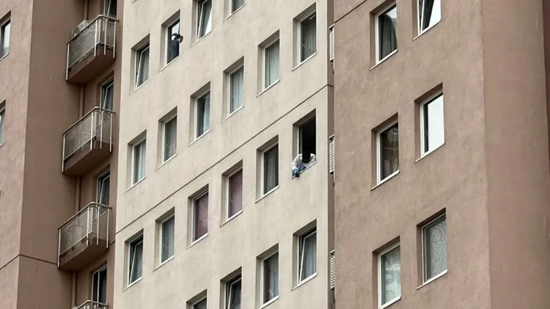 Məşhurun anası 9-cu mərtəbədən yıxıldı