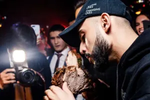 Hüseyn atasına maşın hədiyyə etdi - Video