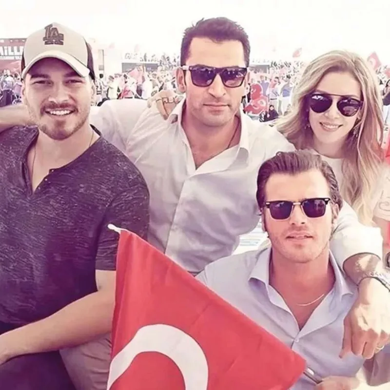 Üçü də qonşu olur