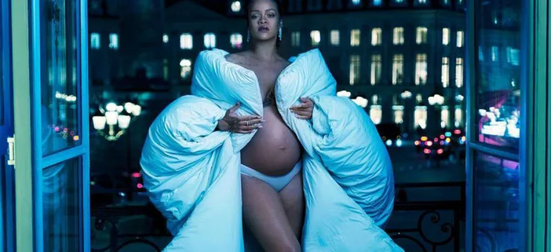 Hamilə Rihanna kamera qarşısında