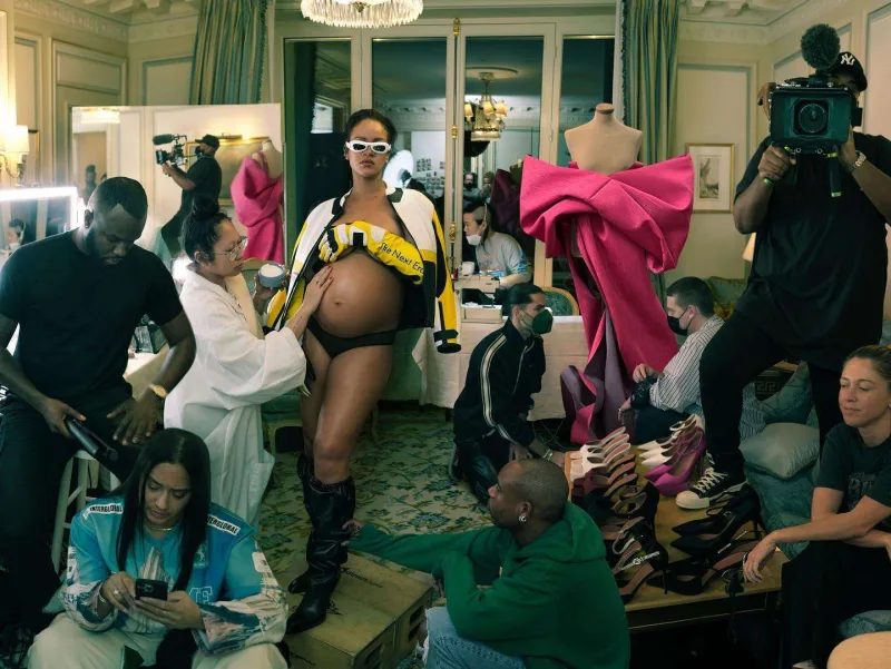 Hamilə Rihanna kamera qarşısında