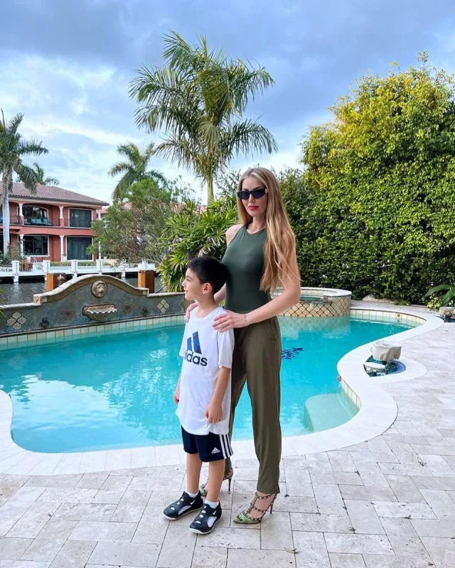 Petek boşanıb, Mayamiyə köçür