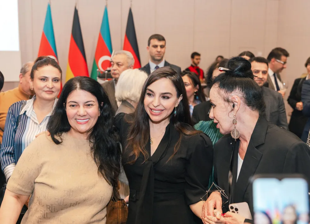 Leyla və Arzu Əliyevalar Berlində sərgidə - Fotolar