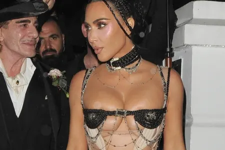Kim Kardaşyan doğum gününə yarıçılpaq gəldi