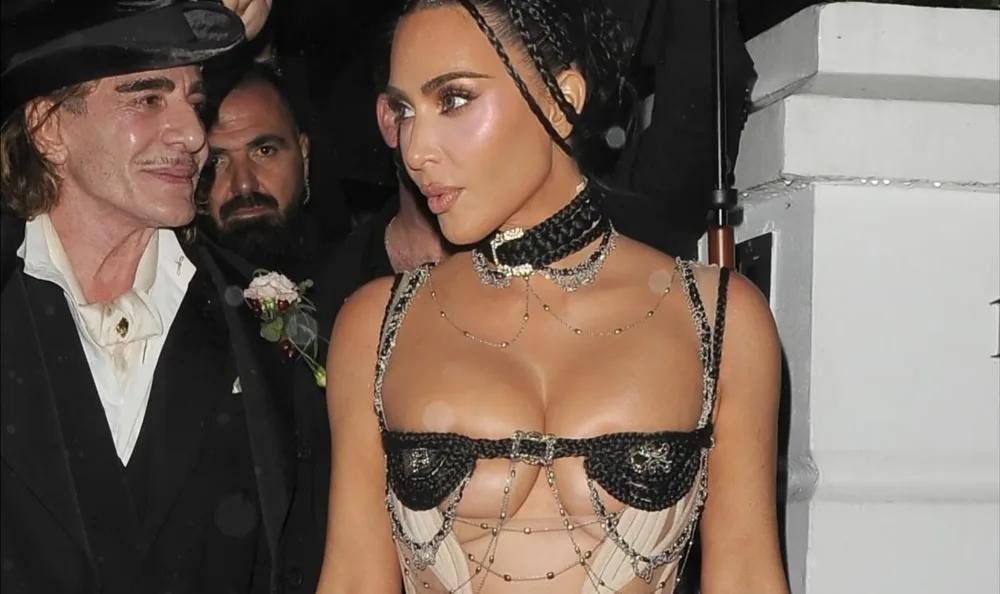 Kim Kardaşyan doğum gününə yarıçılpaq gəldi