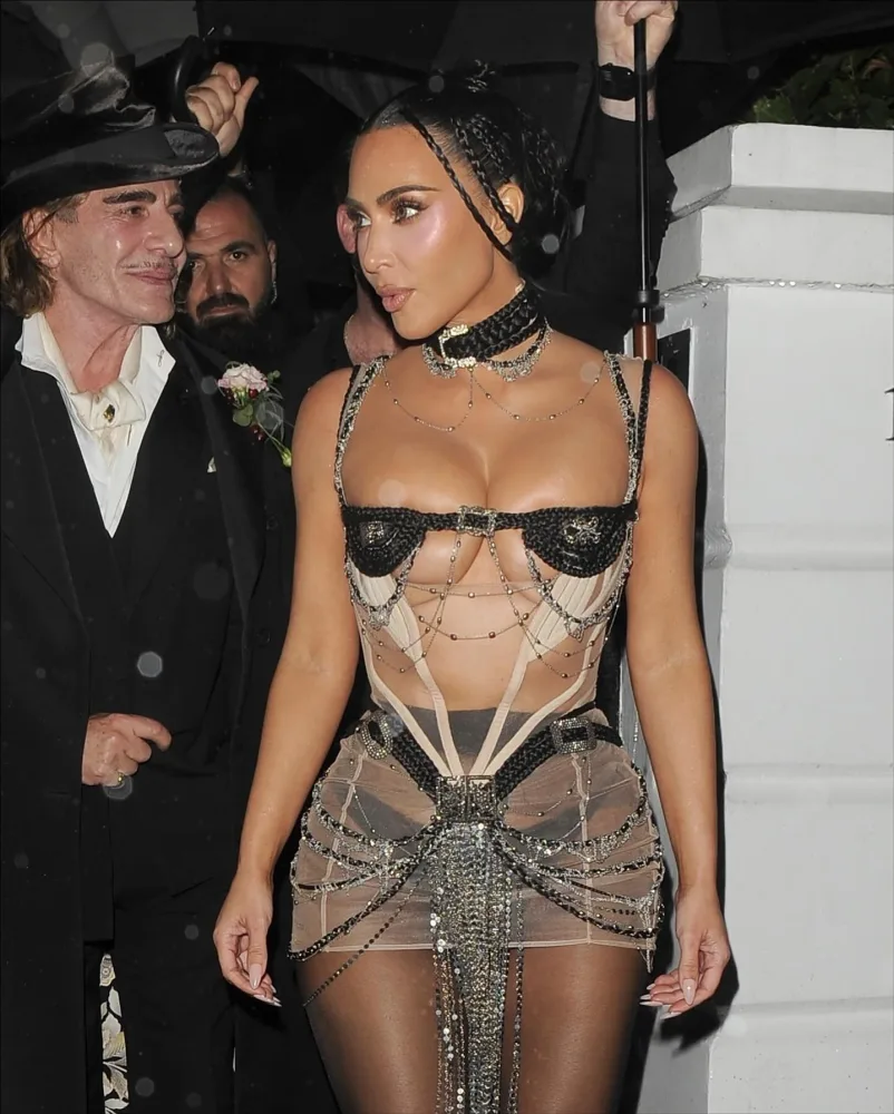 Kim Kardaşyan doğum gününə yarıçılpaq gəldi