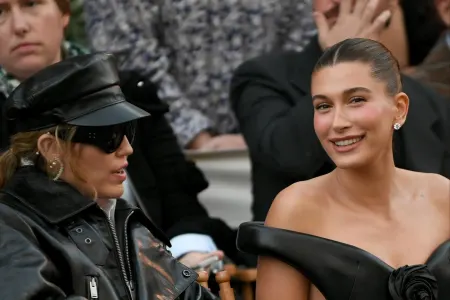 Mayli Sayrus və Heyli Biber “Vogue World” tədbirində