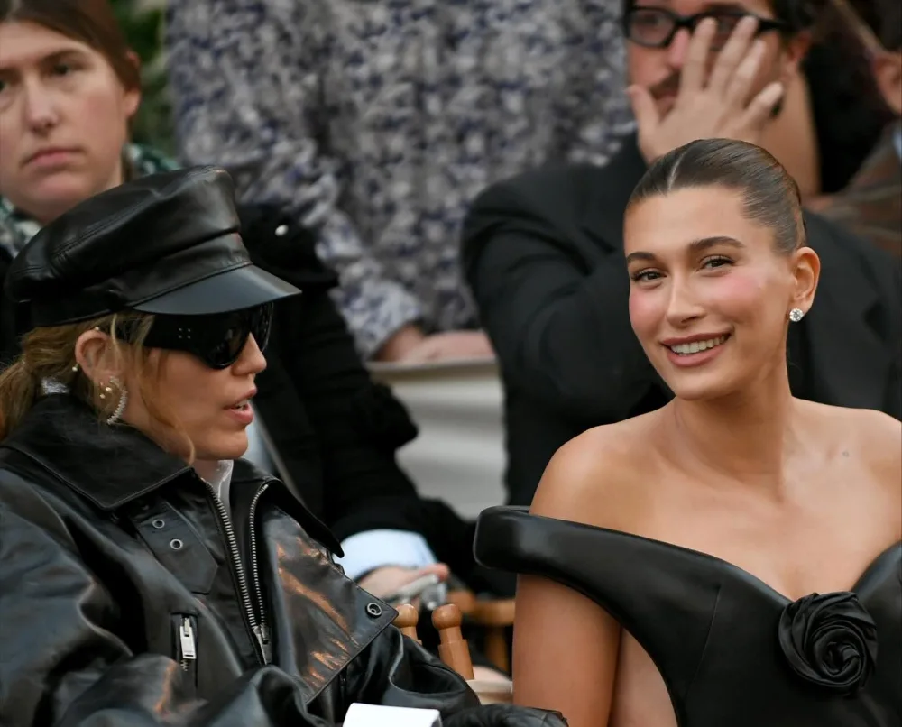 Mayli Sayrus və Heyli Biber “Vogue World” tədbirində